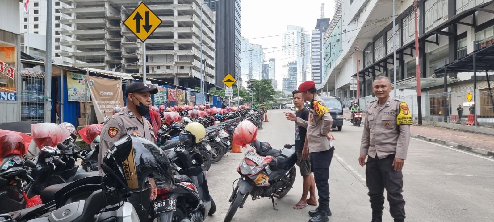 Surya Borneo NEWS : Parkir Liar Pungut Tarif Tak Wajar, Warga Lapor 110 Polisi